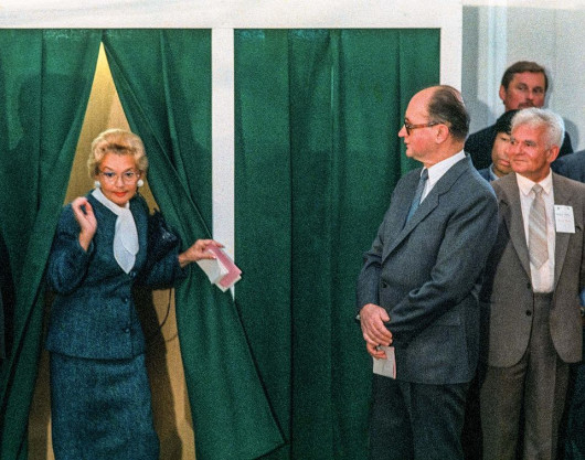 Warszawa, 4 czerwca 1989 r. Dzień wyborów. Gen. Wojciech Jaruzelski czeka aż jego żona Barbara skończy głosować