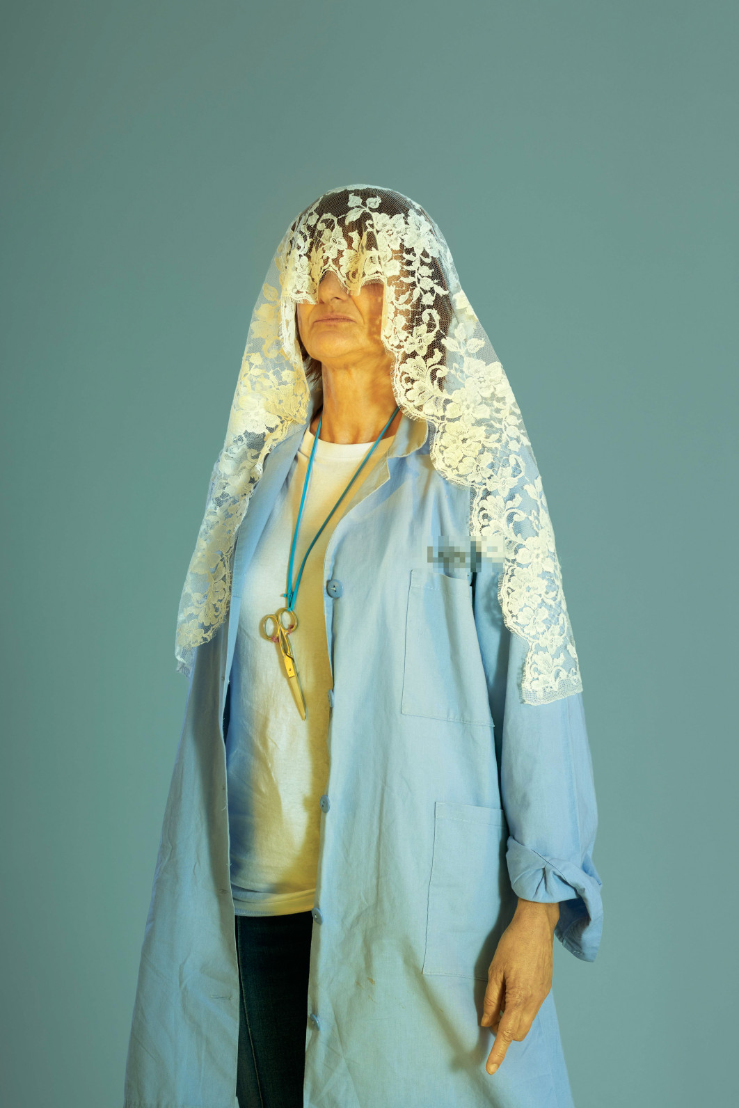 Fot. Matilde Piazzi i Nadia Del Frate, "Portrait of Pierangela Cernera knows as Piera" / Female in Focus x Nikon vol. 5<br></br>Zdjęcie pochodzi z serii Sorelle d'Italia: The Luxury of Resistance, która opowiada historię pracownic La Perla - luksusowej marki bielizny założonej w 1954 r. w Bolonii przez pionierkę kobiecej przedsiębiorczości. Po kilku przejęciach,  firma stanęła na progu niewypłacalności, pozostawiając 218 pracowników na urlopie bezterminowym. We wrześniu 2023 roku grupa pracowników rozpoczęła feministyczny i artystyczny protest  obronie miejsc pracy i własnej autonomii.