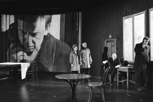 fot. Adrianna Gołębiewska, Pierwsza Nagroda ex aequo w kategorii „zestaw dokumentacyjny z przedstawienia”,„Zamek”, reż. Franciszek Szumiński, Teatr Dramatyczny m. st. Warszawy / VIII Konkurs Fotografii Teatralnej