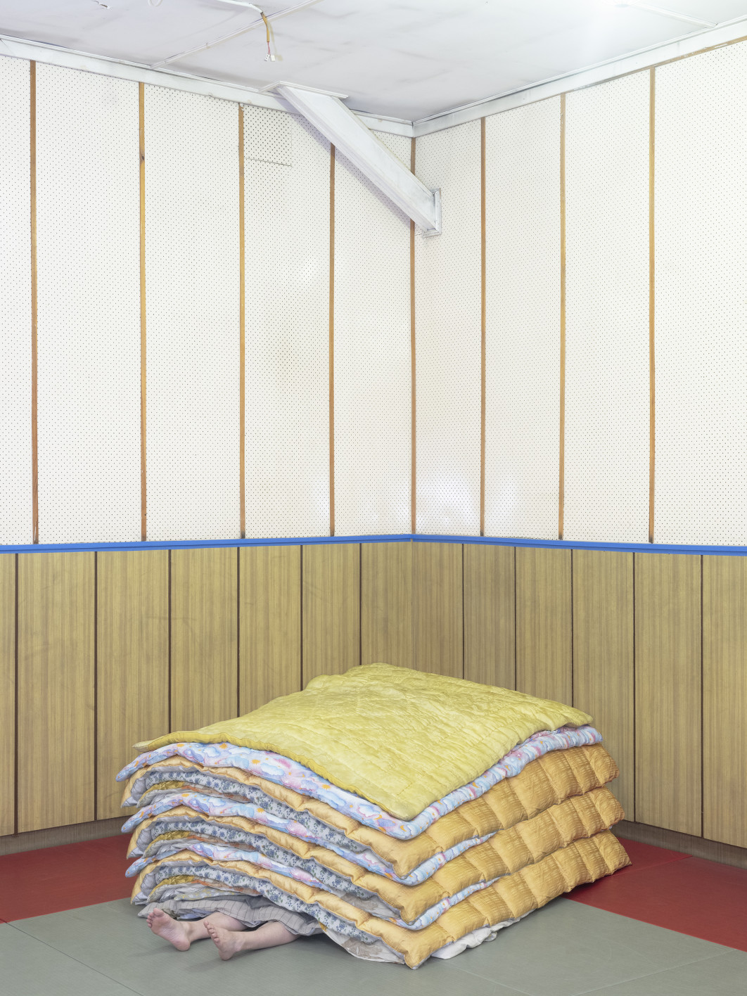 Fot. Basia Woźniczka, "princess and the pea" / Female in Focus x Nikon vol. 5<br></br>Wykrwawianie się do świata. Początki wchodzenia w dorosłość
nie były takie, jak sobie wyobrażałam. Ze zbuntowanej nastolatki, niepostrzeżenie stałam się naiwnym i zagubionym młodym dorosłym, rozdartym między oczekiwaniami a rzeczywistością. Wspólne doświadczenie dorastania, zamykanie się i otwieranie kolejnych rozdziałów, stało się osią projektu, próbą wizualizacji niezręcznego i trudnego etapu w życiu, wypełnionego konfrontacją z marzeniami, które nie zawsze się spełniają i wyobrażeniami, które powstają w naszych głowach. Atmosfera baśni, ironii i groteski buduje ten dziwny, nieco smutny świat, którego wszyscy nieuchronnie stajemy się częścią.