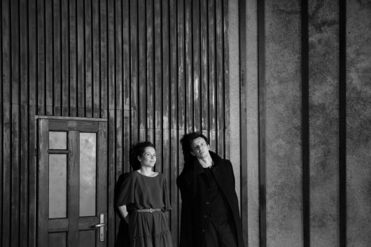 fot. Adrianna Gołębiewska, Pierwsza Nagroda ex aequo w kategorii „zestaw dokumentacyjny z przedstawienia”,„Zamek”, reż. Franciszek Szumiński, Teatr Dramatyczny m. st. Warszawy / VIII Konkurs Fotografii Teatralnej