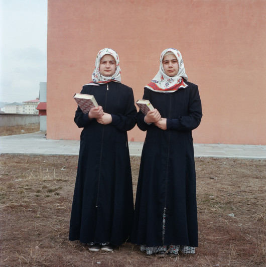 fot. Sabiha Çimen, z projektu Hafız: Guardians of the Qur’anMuzułmanki, którzy całkowicie zapamiętali treść Koranu, mogą używać tytułu „Hafız” przed ich imionami. Wierzą, że ktokolwiek zapamięta świętą księgę i zastosuje się do jej nauk, zostanie nagrodzony przez Allaha i zyska wyższy status w Raju. Praktyka sięga czasów, gdy analfabetyzm był powszechny, a papier i welin były zbyt drogie, więc Hafizy były postrzegane jako strażnicy świętego słowa, utrzymując je przy życiu dla przyszłych pokoleń.