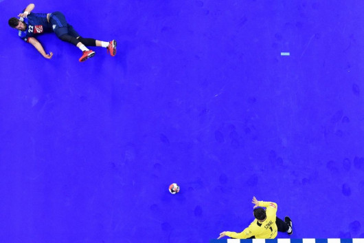 fot. Michał Stańczyk, agencja Cyfrasport

1. miejsce w pojedynczej kategorii Sport. Udana interwencja Sławomira Szmala po rzucie Luki Karabaticia podczas meczu Polska – Francja w ramach EHF EURO 2016.
Kraków (Polska), 19 stycznia 2016 r.