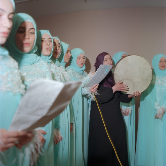 fot. Sabiha Çimen, z projektu Hafız: Guardians of the Qur’anMuzułmanki, którzy całkowicie zapamiętali treść Koranu, mogą używać tytułu „Hafız” przed ich imionami. Wierzą, że ktokolwiek zapamięta świętą księgę i zastosuje się do jej nauk, zostanie nagrodzony przez Allaha i zyska wyższy status w Raju. Praktyka sięga czasów, gdy analfabetyzm był powszechny, a papier i welin były zbyt drogie, więc Hafizy były postrzegane jako strażnicy świętego słowa, utrzymując je przy życiu dla przyszłych pokoleń. 