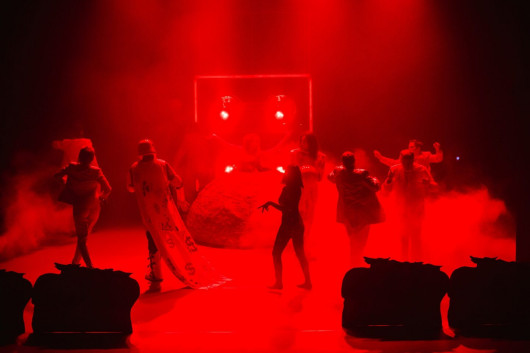 fot. Dawid Stube, Druga Nagroda w kategorii „zestaw dokumentacyjny z przedstawienia” | „Mały Książę”, reż. Bálint Szilágyi, Teatr im. Aleksandra Fredry w Gnieźnie / VIII Konkurs Fotografii Teatralnej
