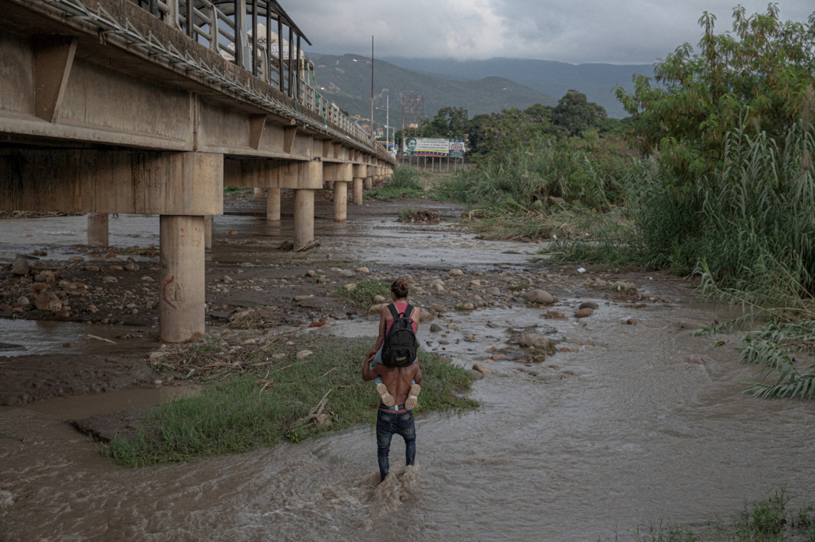 fot. Fabiola Ferrero, nominacja z regionu Ameryki Południowej / World Press Photo 2023<br></br><br></br>Siedem milionów Wenezuelczyków opuściło swój kraj, by zamieszkać za granicą, z powodu załamania gospodarczego, niepokojów politycznych, wysokiego bezrobocia i skrajnych nierówności społecznych. Na przełomie tysiącleci bogata w ropę naftową Wenezuela była zamożna, ale jej losy podupadły po spadku cen ropy, późniejszym złym zarządzaniu gospodarką i niestabilności politycznej. Wyjeżdżają w szczególności młodzi ludzie. Fotografka była jedną z nich, ale wraca, by szukać śladów Wenezueli z jej pamięci. Jej projekt łączy obrazy migracji i dawnej przemocy politycznej z obrazami dzisiejszej Wenezueli, jej rozpadu i odporności ludzi w niej żyjących.