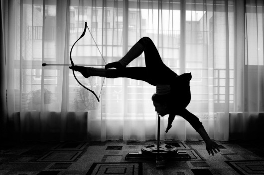 fot. David Marciano, z cyklu Mongolian Contortionism, wyróżnienie w kat. Storyboard / Siena International Photo Awards 2020Szkoła akrobatyki prowadzona w mongolskim mieszkaniu. Tradycyjna mongolska sztuka rozciągania ciała sięga czasów początku buddyzmy. W czasach ZSRR sztuka ta została zepchnięta na margines i możliwa była do oglądania właściwie wyłącznie w cyrkach. W ostatnich latach zainteresowanie nią zaczyna na powrót wzrastać.