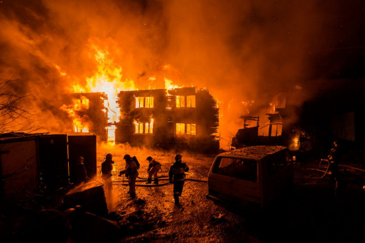 fot. Vitaly Novikov, Fire and Water, wyróżnienie w kat. Documentary & Photojournalism / Siena International Photo Awards 2020Strażacy zabezpieczają cylindry z gazem podczas pożaru domu w Murmańsku.