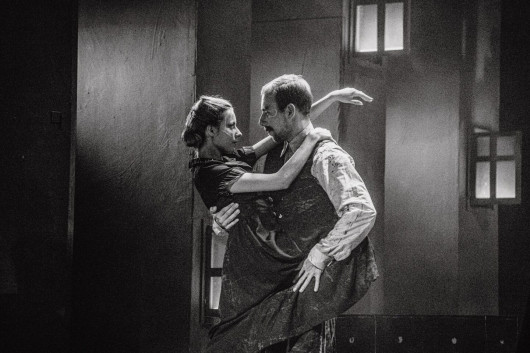 fot. Dawid Stube, Wyróżnienie w kategorii „zestaw dokumentacyjny z przedstawienia” | „Irena”, reż. Brian Kite, Teatr Muzyczny w Poznaniu / VIII Konkurs Fotografii Teatralnej
