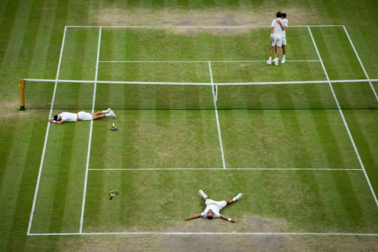fot. Matthias Hangst, Winners, wyróżnienie w kat. Sports in Action / Siena International Photo Awards 2020Sebastian Cabal i Juan Robert Farah świętują wygranie finałowego meczu przeciwko Nicalowi Mahutowi i Edouardowi Roger-Vesselinowi
