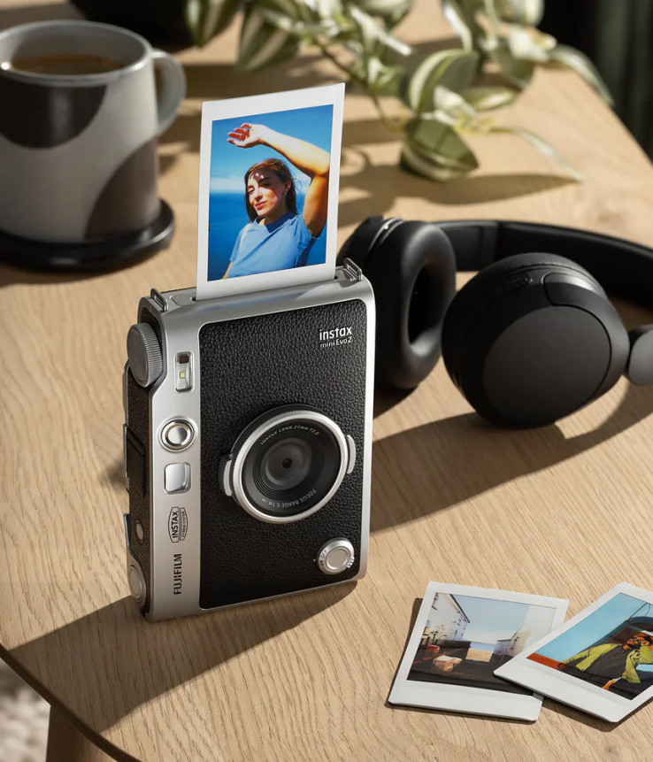 Instax Mini Evo 2 - większy sensor, fazowy AF i dotykowy ekran. Hybrydowy Instax w nowej odsłonie