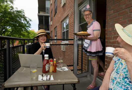 Dzień 85. Wydawało nam się, że zaraz oszalejemy. Moja mama narzekała, że nie może iść do swojej ulubionej American Diner, żeby coś zjeść. Kupiłem więc strój kelnerki na Amazonie i odtworzyliśmy jej kawiarnię na balkonie naszego apartamentowca.  Wcześniej rzadko korzystaliśmy z tego balkonu, ale tego lata stało się bardzo ważne, że możemy po prostu na niego wyjść by zaczerpnąć powietrza - Neil Kramer, Quarantine in Queens
 