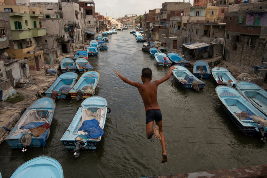 fot. Mohamed Mahdy, nominacja z regionu Afryki / World Press Photo 2022Ten projekt internetowy bada wpływ podnoszenia się poziomu morza na lokalną społeczność w Al Max, wiosce rybackiej położonej wzdłuż kanału Mahmoudiyah w Aleksandrii, w Egipcie. Od pokoleń jej mieszkańcy żyją i pracują nad kanałem, który prowadzi do Morza Śródziemnego. W 2020 roku rząd egipski rozpoczął eksmisję części Al Max i przenoszenie ludzi do mieszkań oddalonych o kilka kilometrów od kanałów, nie tylko wyburzając domy, ale także zagrażając zbiorowym wspomnieniom i lokalnej kulturze osadzonej w tej okolicy. Przedstawione tu historie mówią o niepewności ludzi na całym świecie, którzy starają się o uznanie w obliczu globalnych wstrząsów ekonomicznych i środowiskowych.

Mieszkańcy społeczności Al Max opowiadają o listach miłosnych i ostatnich słowach znalezionych w butelkach, które przycupnęły na ich brzegu. Na potrzeby tego projektu Mohamed Mahdy zachęcił mieszkańców do napisania własnych listów, budując archiwum prywatnych wspomnień dla przyszłych pokoleń. Odwiedzający stronę internetową są również zachęcani do wysyłania swoich listów do mieszkańców Al Max, co otwiera kanał komunikacji ze światem. Wykorzystując znalezione obrazy i własne fotografie artysty, projekt Mahdy'ego przedstawia elegię do wspólnego sposobu życia, który jest na granicy zniknięcia.