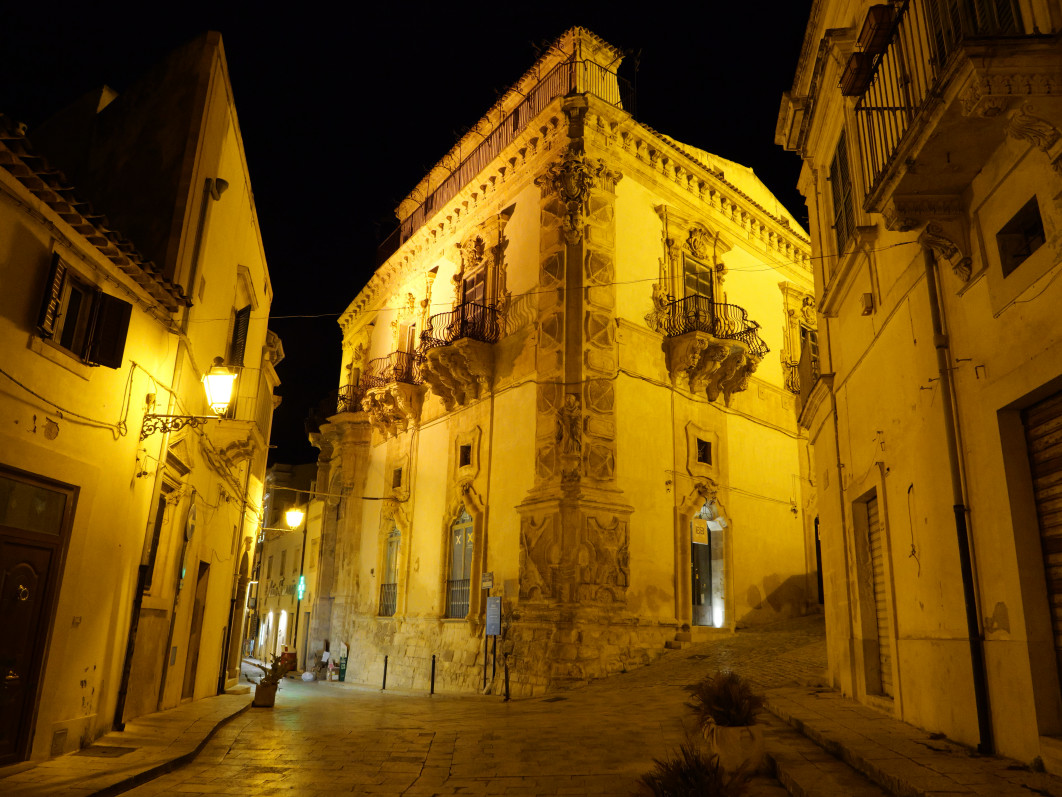 1/13 s, f/6.3, ISO 3200, 12 mm