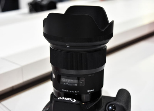 gwiazdą na stoisku były nowe obiektywy - 24 mm F/1.4 i...