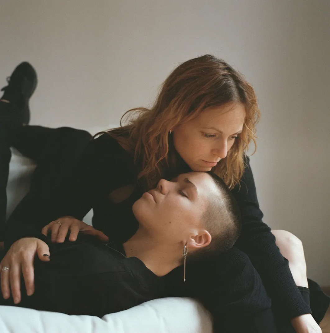 Fot. Nora Obergeschwandner, "In Between", Austria, W naszym świecie lesbijska miłość i związki wciąż stoją przed licznymi wyzwaniami. Ważne jest, aby uznać kwestię miłości lesbijskiej, opowiadać się za równością i stworzyć bardziej integracyjne i wspierające społeczeństwo, w którym lesbijki mogą kochać swobodnie i bez strachu / Portrait of Humanity Vol. 6