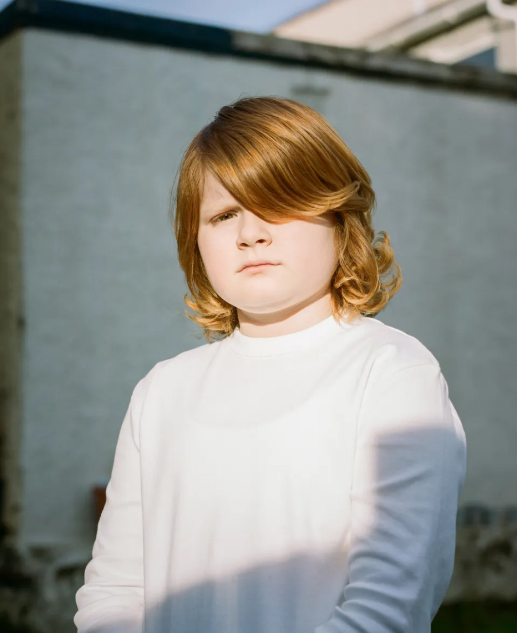  Fot. Niall MIller, Feya, Szkocja, U siedmioletniej Freyi zdiagnozowano białaczkę. Dorastając jako jedyna rudowłosa w rodzinie, była zachęcana do doceniania swoich włosów i ich wyjątkowości. W wyniku leczenia straciła je wszystkie i martwiła się, że nigdy nie wrócą. Na szczęście tak się stało, a ona ma się dobrze i żyje pełnią życia / Portrait of Humanity Vol. 6
