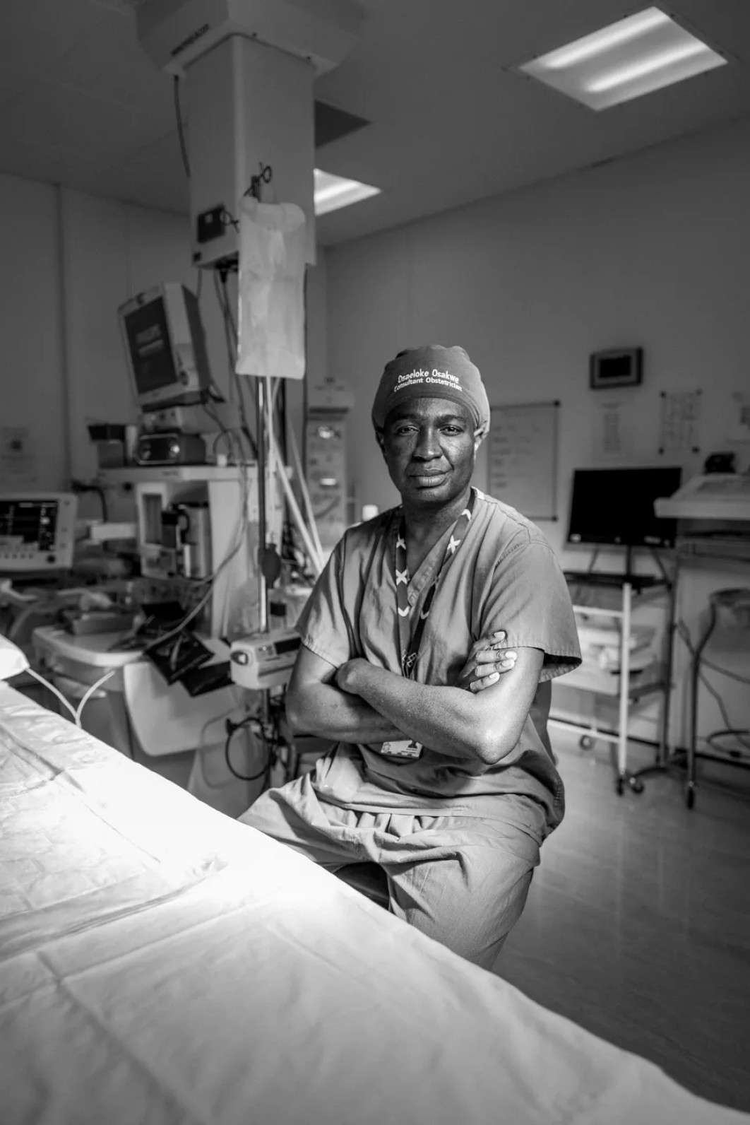 Fot. James Clifford Kent, Osaeloke, Wielka Brytania, Konsultant położniczy NHS Osaeloke Osakwe opiekował się moją ciężarną żoną podczas pandemii na oddziale położniczym Queen Mary w szpitalu uniwersyteckim West Middlesex. Opowiedział mi, jak spędził wczesne dzieciństwo w Wielkiej Brytanii, zanim wrócił z rodziną do Nigerii: "Moja matka była położną, a ja miałem pięć lat, gdy byłem świadkiem porodu bliźniąt w lokalnym szpitalu w Benin City. Od razu wiedziałem, że chcę pracować w położnictwie" / Portrait of Humanity Vol. 6