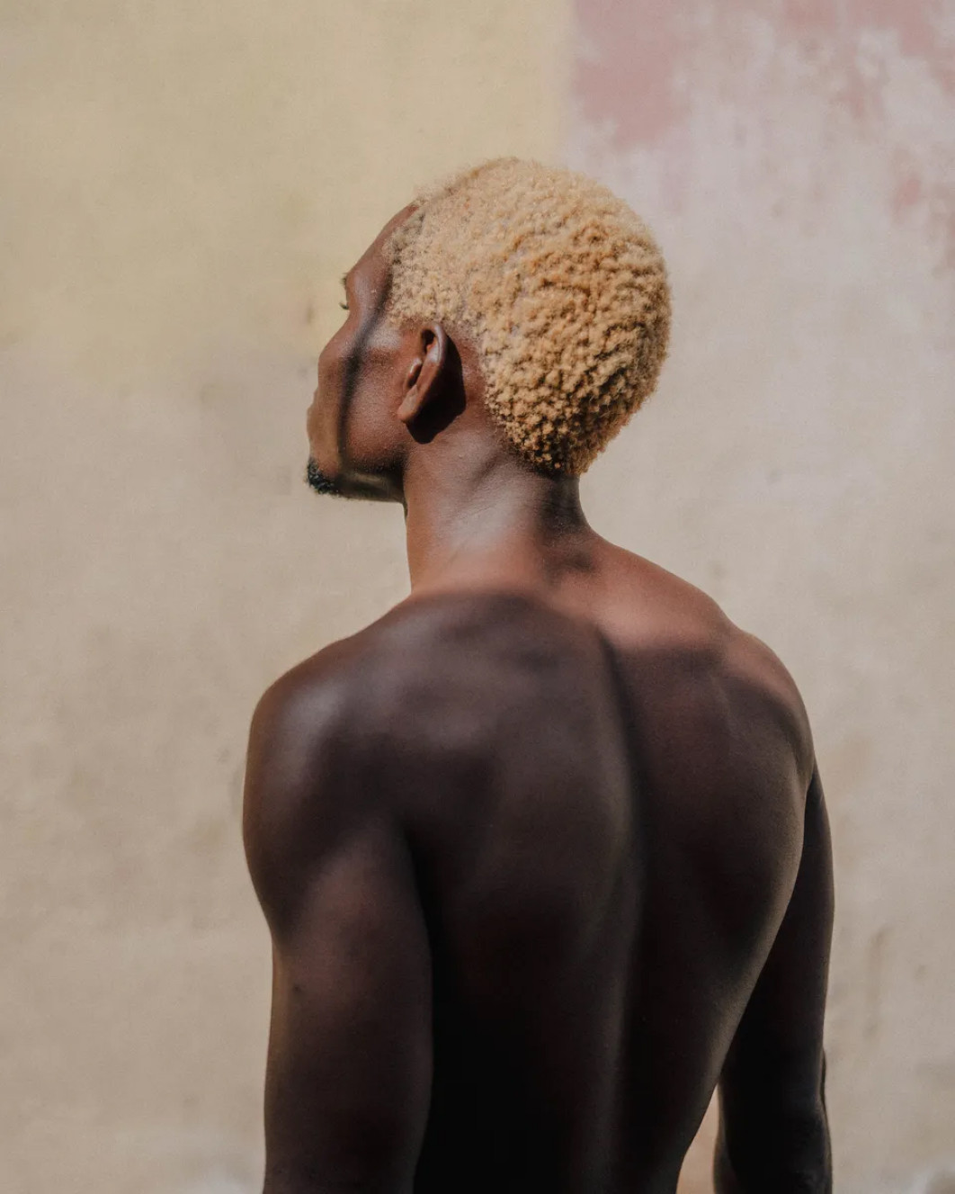 Fot. Ollie Tikare, Nigeria, fragment serii portretów młodych mężczyzn z Lagos w Nigerii. 70 procent Nigeryjczyków ma mniej niż 30 lat, a zwłaszcza w Lagos młodość jest wszędzie. Życie uliczne jest zdominowane przez młodych mężczyzn, którzy sprzedają towary lub świadczą usługi / Portrait of Humanity Vol. 6