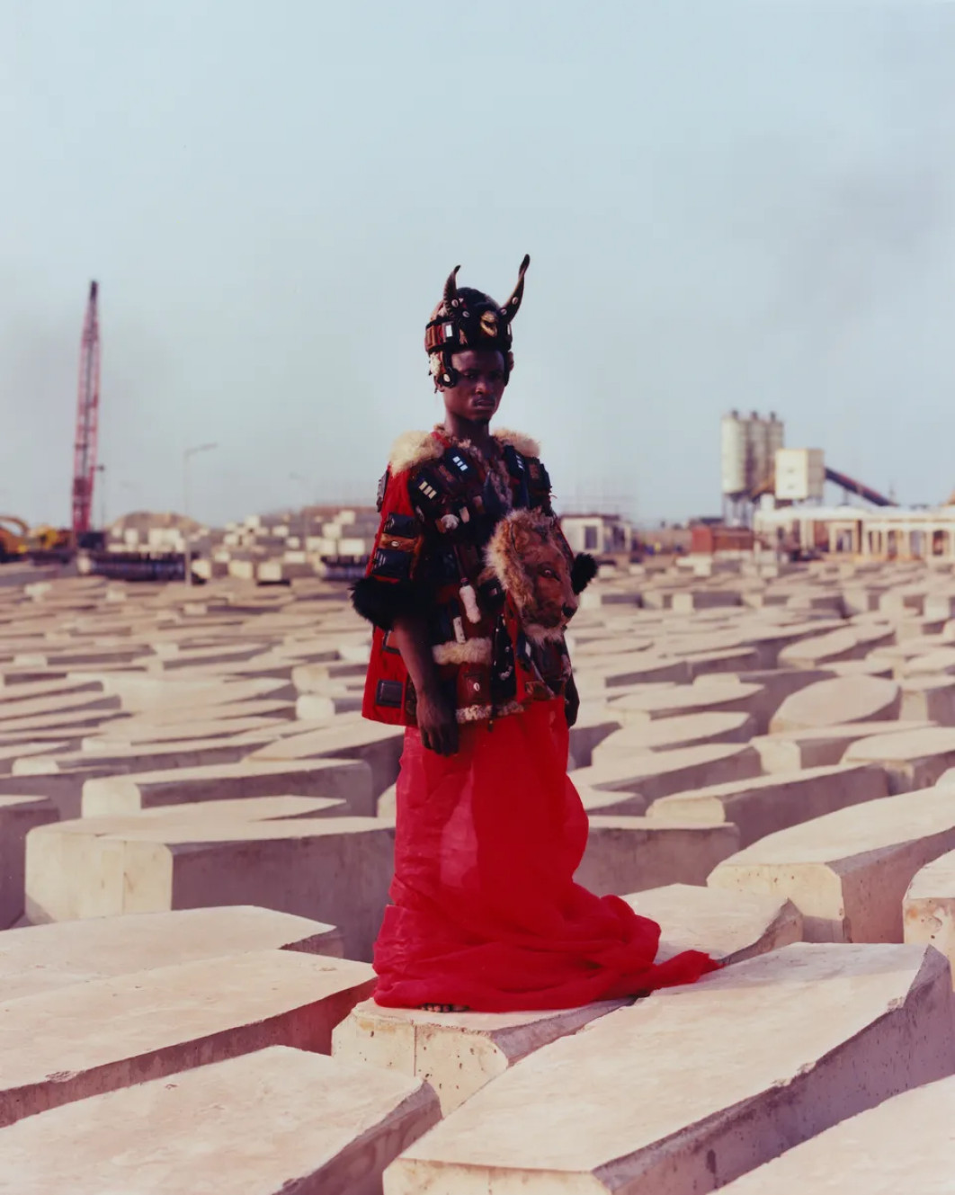 Fot. Tom Ringsby, "China Town", Ghana, Prince pozuje na tle placu budowy należącej do Chin plaży w sąsiedztwie Ga Nshornaa w Akrze. Wcześniej była to dzielnica dla 10 000 lokalnych Ghańczyków, którzy zostali przymusowo wysiedleni po tym, jak urzędujący prezydent sprzedał ziemię chińskiemu rządowi / Portrait of Humanity Vol. 6
