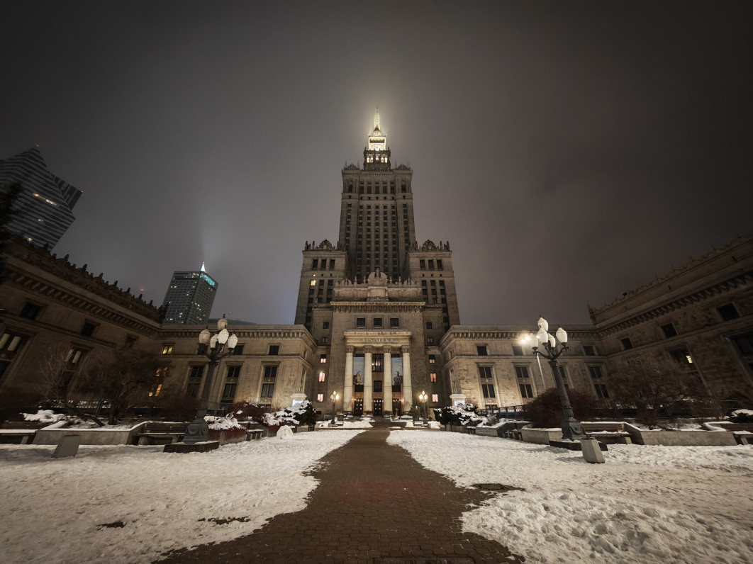 1/10 s, f/2, ISO 1600, Moduł ultraszerokokątny