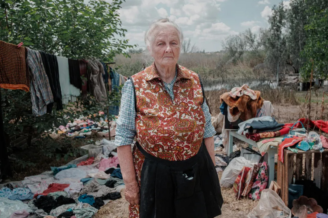 Fot. Edward Methews, After The Flood, Ukraina, Mieszkanka Chersonia otoczona zamoczoną zawartością swojego domu po zniszczeniu zapory Nova Kakhovka / Portrait of Humanity Vol. 6