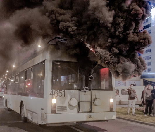 fot. Jędrzej NowickiMasowe protesty w Białorusi wybuchły 9 sierpnia 2020 roku zaraz po tym jak białoruski reżim ogłosił wstępne wyniki wyborów prezydenckich. Według władz wygrał je z przewagą 80% głosów Aleksander Łukaszenka. Prezydent rządzi krajem od niemal 3 dekad. Wchodzące w dorosłość nowe pokolenie mocno osadzone w świecie internetu, kryzys gospodarczy i polityczny, postępująca erozja autorytarnego systemu doprowadziły do największych w historii protestów białoruskiego społeczeństwa. W nocy 9 i 10 sierpnia tłumy Białorusinów i Białorusinek wyszły na ulice w całym kraju. Reżim zareagował falą przemocy i represji.Jędrzej Nowicki -  Fotoreporter, dokumentalista. Przez ostatnie 7 lat współpracował głównie z Gazetą Wyborczą, dla której obsługiwał wszystkie najważniejsze wydarzenia w Polsce i wiele ważnych tematów międzynarodowych. W swojej pracy skupia się na problemach wykluczenia społecznego, praw człowieka, solidarności i niesprawiedliwości. Dobrze zna region Europy Środkowo-Wschodniej. Fotografował także na Bliskim Wschodzie. Pracował w Polsce, Białorusi, Rosji, Ukrainie, Niemczech, Serbii, Izraelu, Tanzanii, Palestynie czy Iraku.