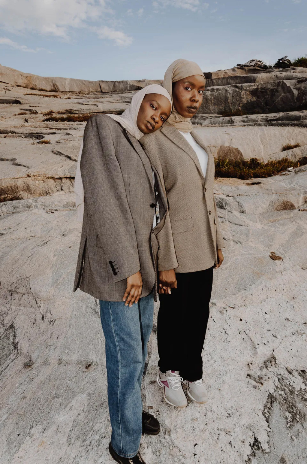 Fot. Sani Nuhu, Sisterhood, Nigeria, Portret Ganiyat i Maryam celebruje nie tylko głęboką więź łączącą dwie siostry, ale także podkreśla bogactwo różnorodności i kultury w ich relacji / Portrait of Humanity Vol. 6