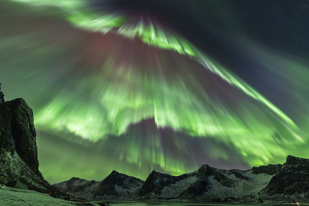 Fot. Julien Cadena, "An Auroral Deluge", nominacja w kat. Aurorae / ZWO Astronomy Phoographer of the Year 2026