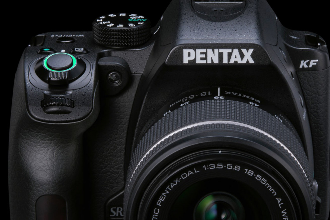 Pentax ciągle walczy, ale czy powinien? Nowy Pentax KF to ledwo usprawniona lustrzanka z 2016 roku 