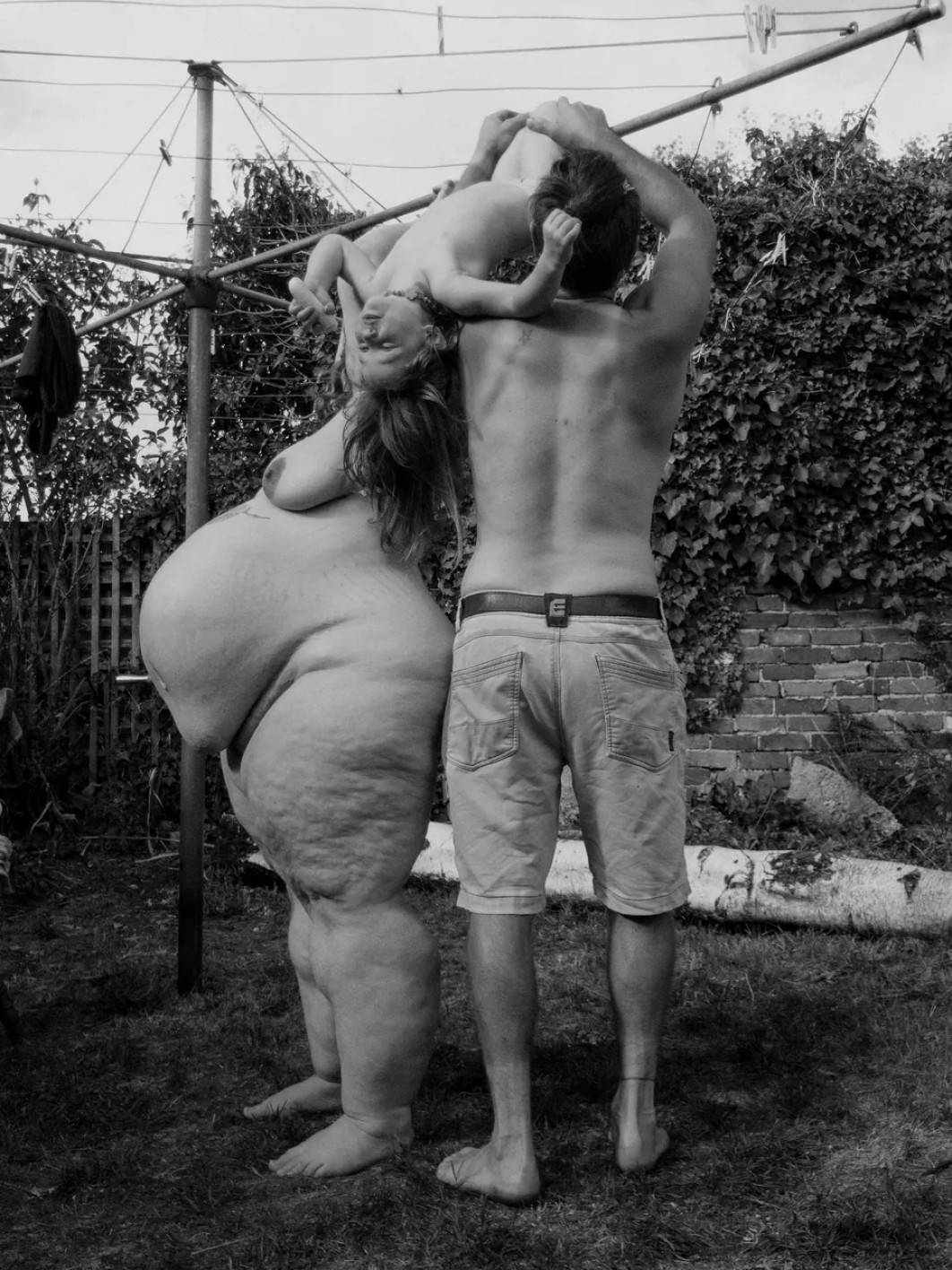 Fot. Amy Woodward, Georgia, Xave i Bo na kilka godzin przed tym, jak Georgia urodziła bliźniaków w ramach porodu naturalnego w swoim domu / Portrait of Humanity Vol. 6