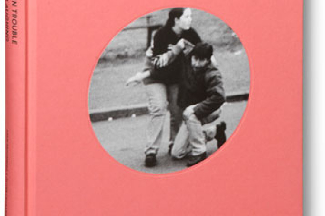 Adam Broomberg & Oliver Chanarin "People In Trouble Laughing Pushed To The Ground" - recenzja