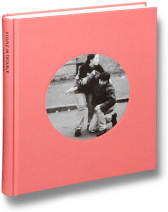 Adam Broomberg &amp; Oliver Chanarin "People In Trouble Laughing Pushed To The Ground" - recenzja