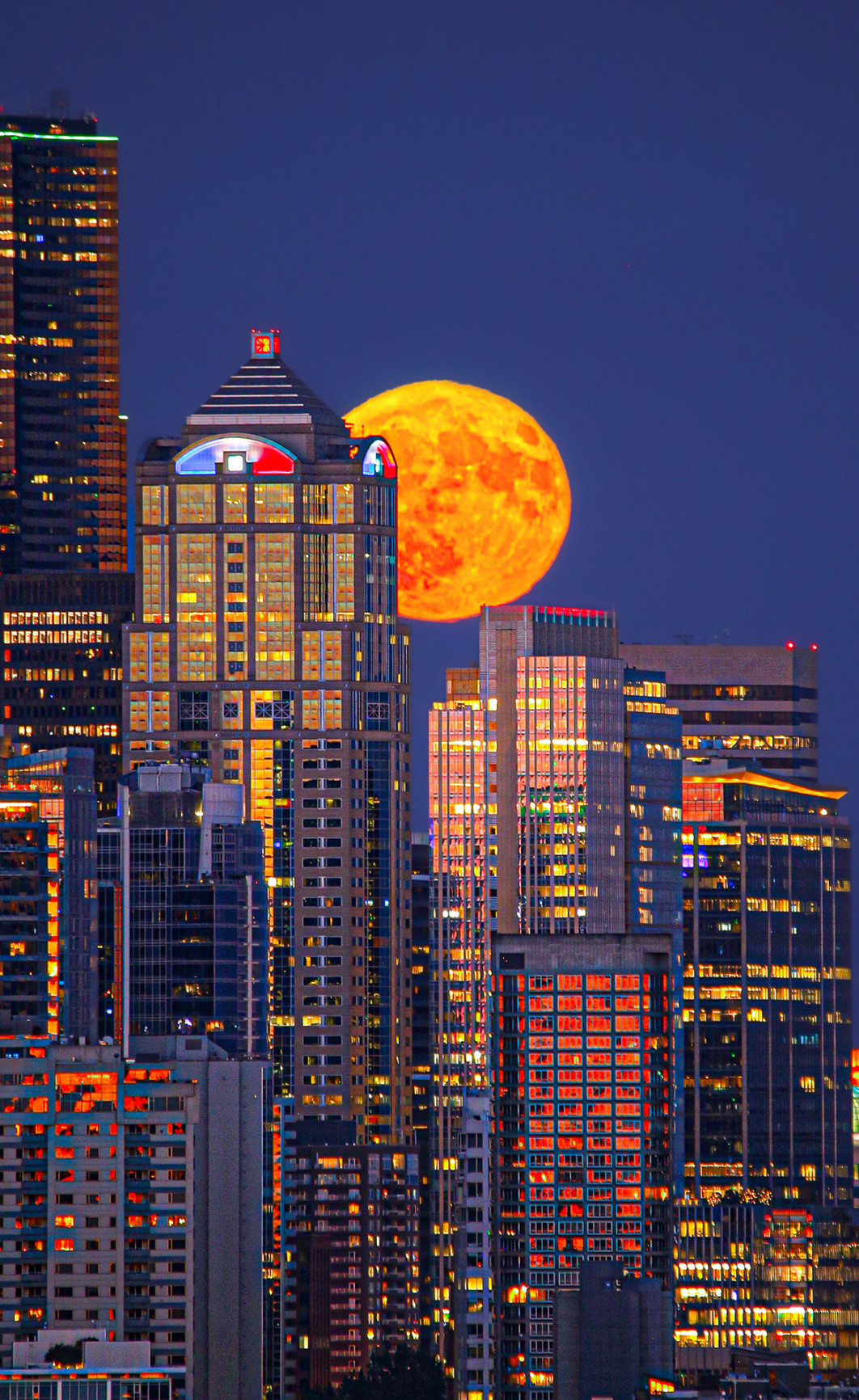 Fot. AJ Smadi, "Golden Moonrive over Seattle", nominacja w kat. People &amp; Space / 