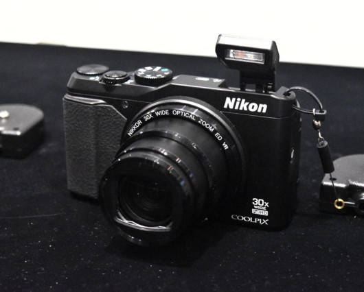 Coolpix S9900 wygląda bardzo ciekawie - tu z wypuszczoną lampą
