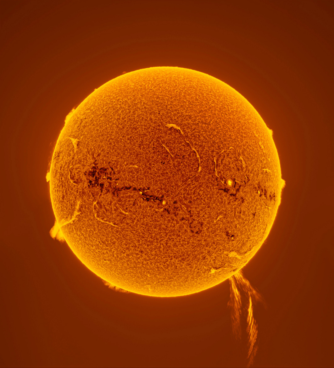 Fot. PengFei Chou , "500,000 km Solar Prominence Eruption", wyróznienie w kat. Our Sun / ZWO Astronomy Photographer of the Year 2025