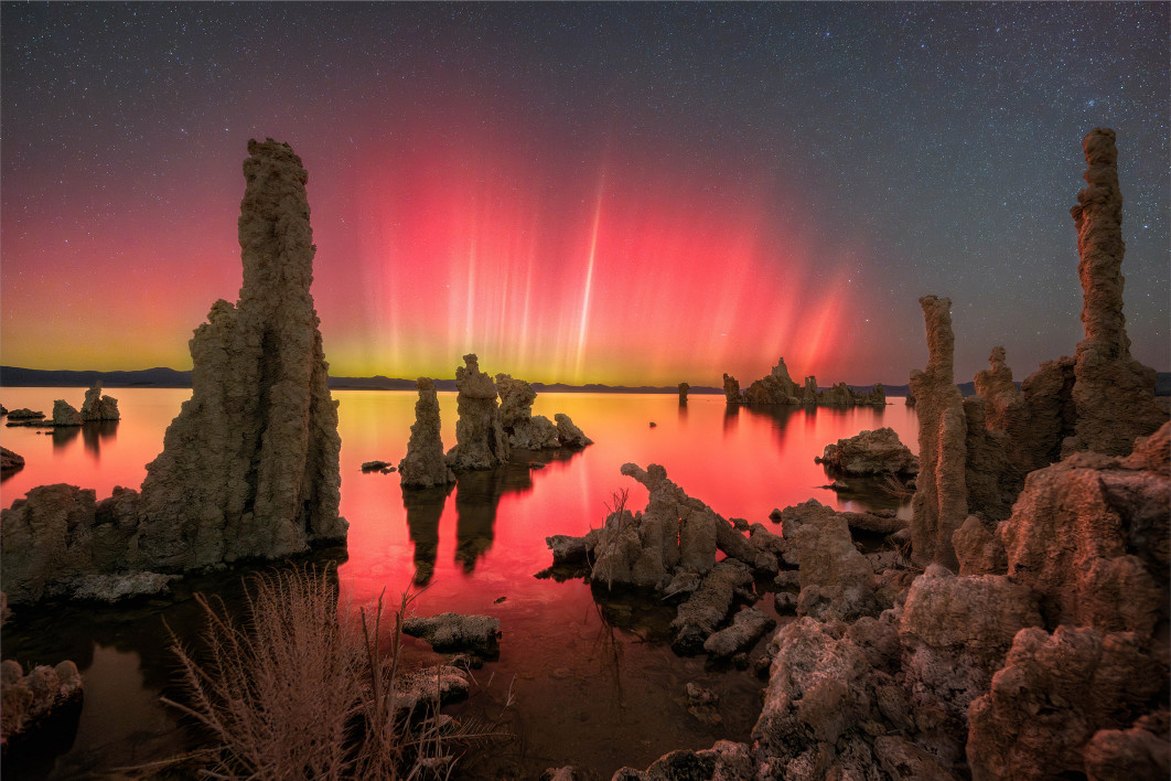 Fot. Dan Zafra, "Aurora Over Mono Lake: A Rare Dance of Light", wyróżnienie w kat. Aurorae / ZWO Astronomy Photographer of the Year 2025