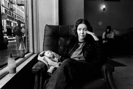 Autorka fotografowała życie Julie Baird i jej rodziny przez 21 lat. To złożona historia, w której jest ubóstwo, narkotyki, narodziny i śmierć. Fot. Darcy Padilla, USA, Agence Vu