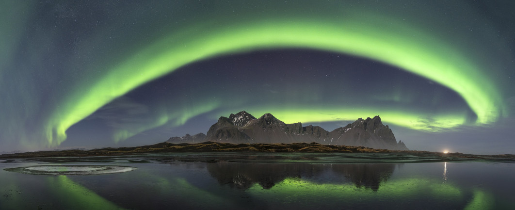Fot. Luis Vilariño, "Celestial Arch", 2. miejsce w kat. Aurorae / ZWO Astronomy Photographer of the Year 2025