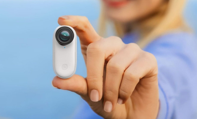  Insta360 Go 2 - rekordowo mała i lekka kamerka sportowa z wielofunkcyjną ładowarką