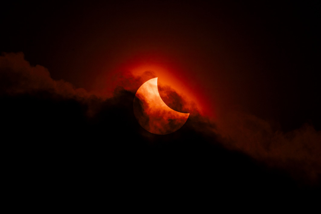 Fot. James McBeath, "Moody Partial Solar Eclipse", nominacja w kat. Our Sun / 