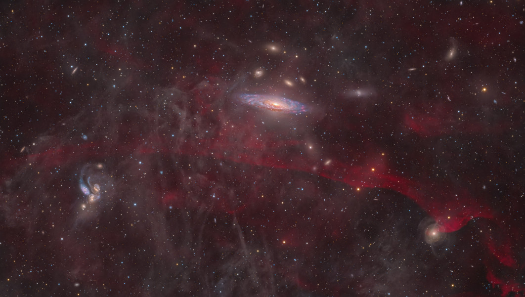 Fot. Deep Sky Collective, "Cosmic Coincidences: Deer Lick and Stephan's Quintet on a Ribbon of H-alpha", 2. miejsce w kat. Galaxies / ZWO Astronomy Photographer of the Year 2025