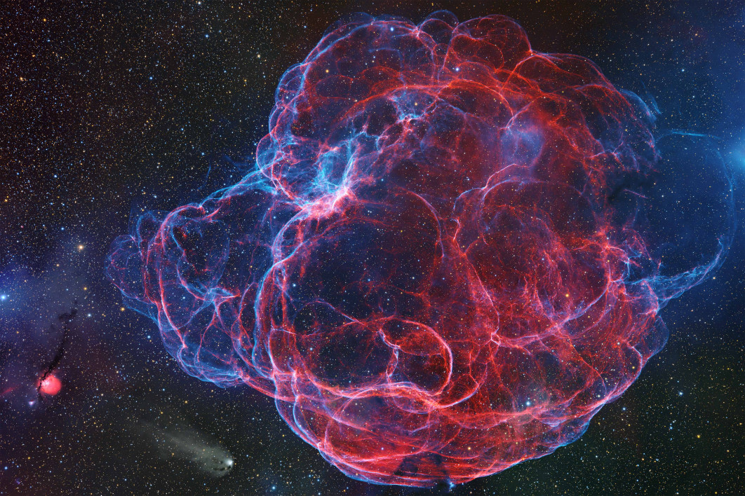 Fot. Shaoyu Zhang, "Electric Threads of the Lightning Spaghetti Nebula", wyróżnienie w kat. Stars &amp; Nebulae / ZWO Astronomy Photographer of the Year 2025