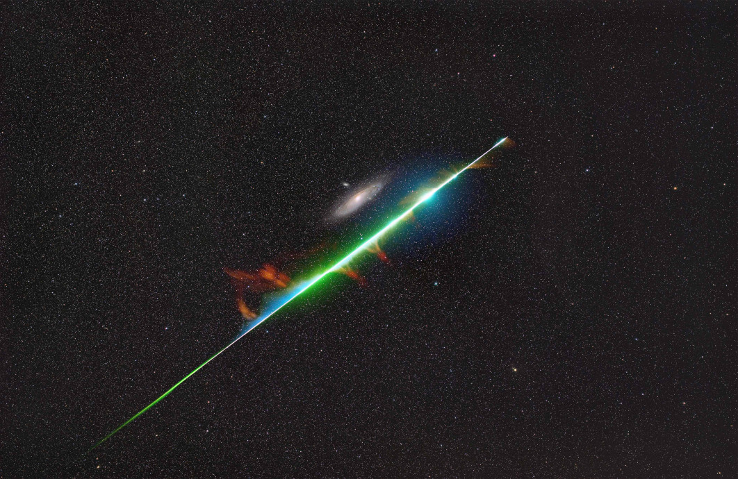 Fot. Yurui Gong, Xizhen Ruan, "Encounter Across Light Years", nagroda specjalna The Sir Patrick Moore Prize for Best Newcomer / ZWO Astronomy Photographer of the Year 2025 

To zdjęcie ukazuje szczęśliwy moment, gdy jasny bolid z roju Perseidów przecina niebo,  zdając się muskać M31, czyli Galaktykę Andromedy.