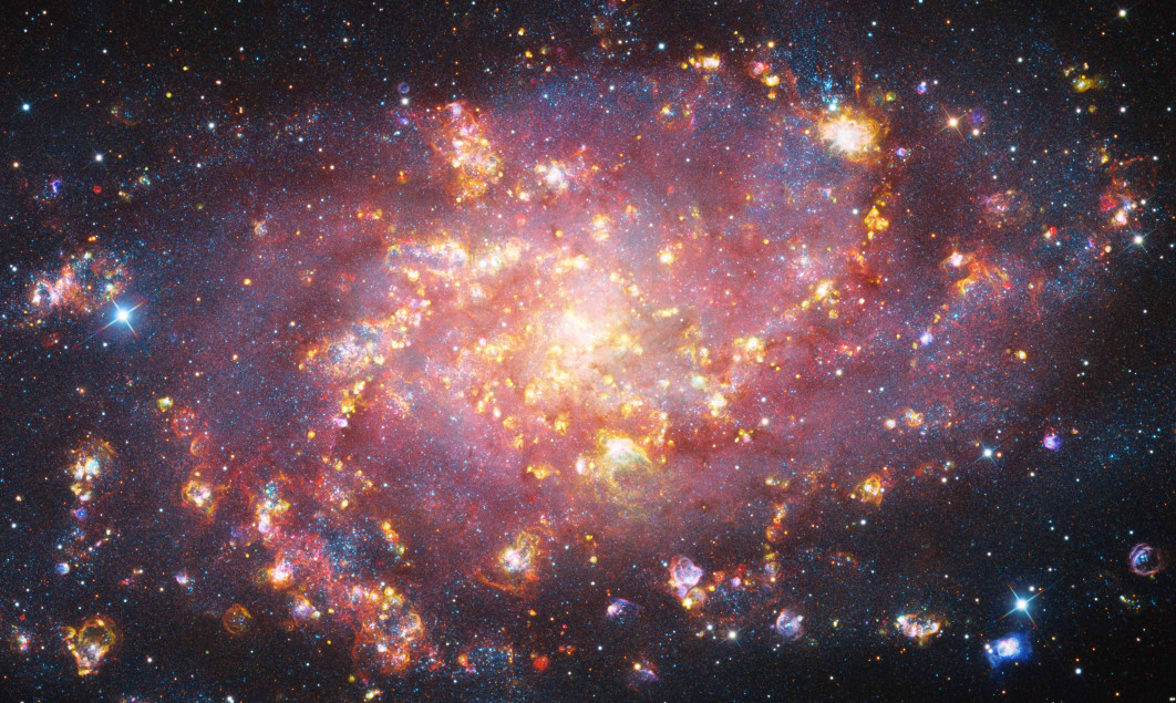 Fot. Bence Tóth, Péter Feltóti, Bertalan Kecskés, "Fireworks", wyróżnienie w kat. Galaxies / ZWO Astronomy Photographer of the Year 2025