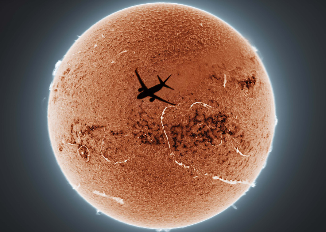 Fot. Zhang Yanguang, "Instant and Eternal", wyróżnienie w  kat. People &amp; Space / ZWO Astronomy Photographer of the Year 2025