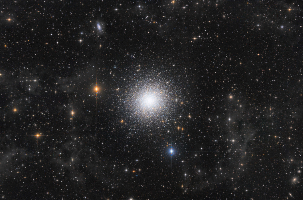Fot. Julian Zoller, Jan Beckmann, Lukas Eisert, Wolfgang Hummel, "M13: An Ultra-Deep Exposure of the Popular Cluster", 1. miejsce w kat. Stars &amp; Nebulae / ZWO Astronomy Photographer of the Year 2025