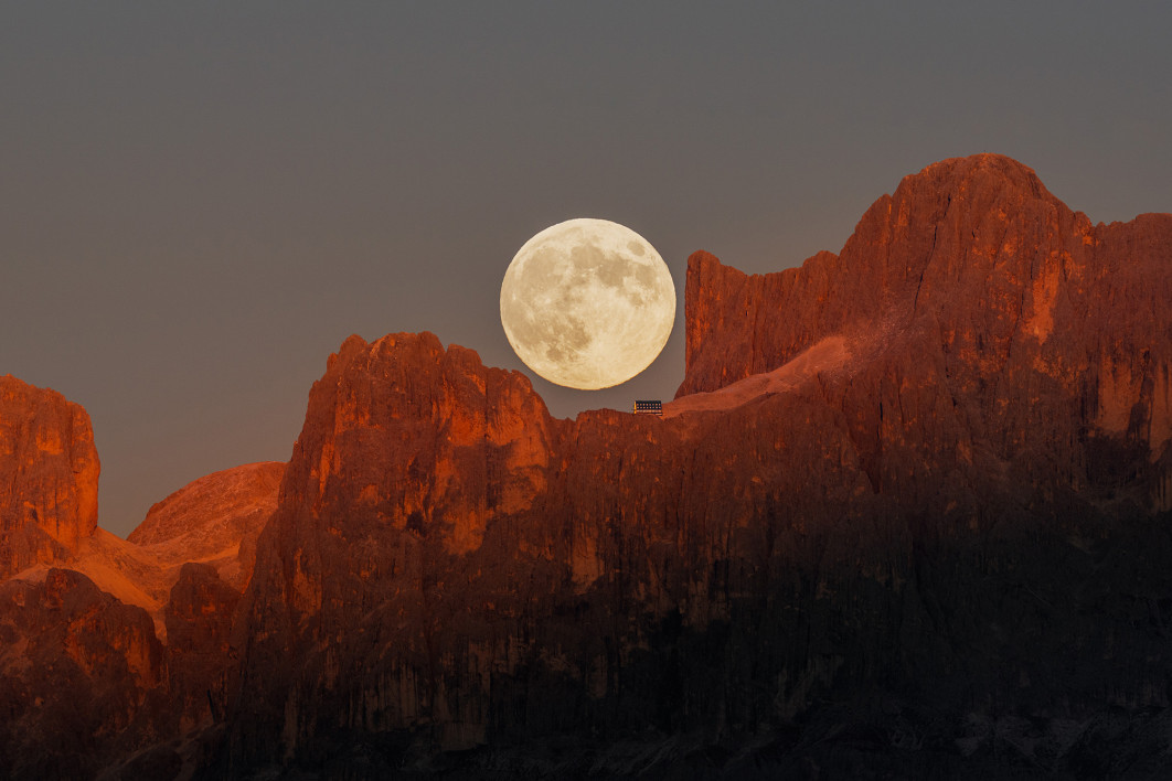 Fot. Fabian Dalpiaz, "Moonrise Perfection Over the Dolomites", wyróżnienie w kat. Skyscapes / ZWO Astronomy Photographer of the Year 2025