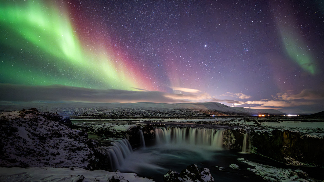 Fot. Yifan Cao, "Colourful Aurora and Waterfall", nominacja w kat. Best Newcomer