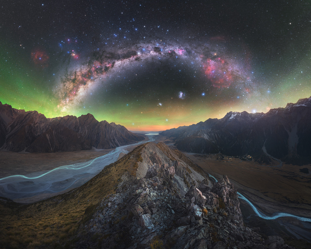 Fot. Tom Rae, "The Ridge", 1. miejsce w kat. Skyscapes / ZWO Astronomy Photographer of the Year 2025